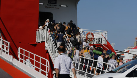 Λιμάνι Πειραιά: Δεν άφησαν να ταξιδέψει μητέρα με δύο παιδιά