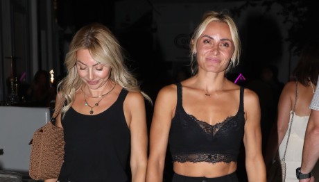 Βασιλική Μιλλούση: Με Την Αδελφή Της Στη Μύκονο
