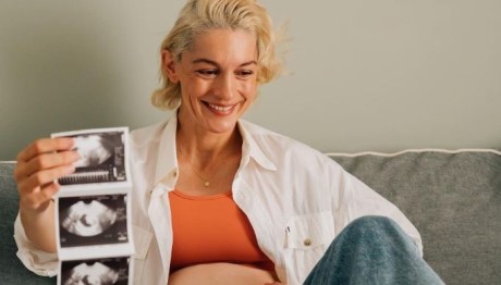 Γενέθλια για τη Γιούλικα Σκαφιδά πριν τη γέννηση του πρώτου της παιδιού