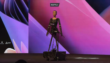 Tραγουδίστρια Ρομπότ Ανέβηκε Στη Σκηνή