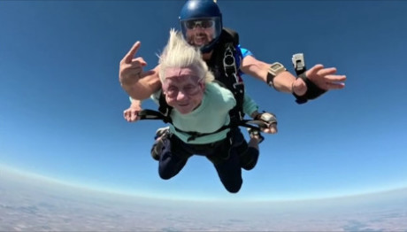 Ατρόμητη Γιαγιά 104 Ετών Έκανε Ελεύθερη Πτώση