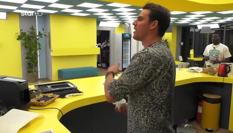 Fame Story: Έξαλλος Ο Γιάννης Με Το Βρώμικο Σπίτι!