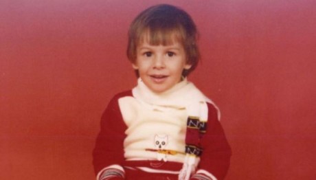 Ποιος γνωστός τραγουδιστής είναι το παιδάκι της φωτογραφίας