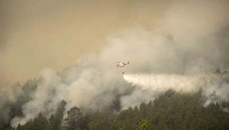 Τενερίφη: Αναζωπυρώθηκε η φωτιά που ξέσπασε τον Αύγουστο