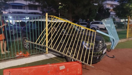 Βουλιαγμένη: ΙΧ Καρφώθηκε Στα Κάγκελα Παιδικής Χαράς