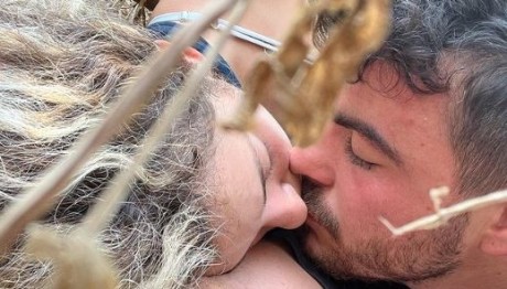 Ισραήλ: Κρύβονταν για να γλιτώσουν και έβγαλε selfie με το «τελευταίο» φιλί