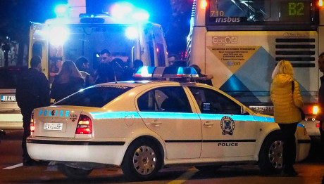 Τροχαίο Βούλα: Αυτοκίνητο Καρφώθηκε Σε Δέντρο