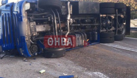 Βίλια: Aνετράπη νταλίκα που μετέφερε ζώα - Νεκρός ο οδηγός