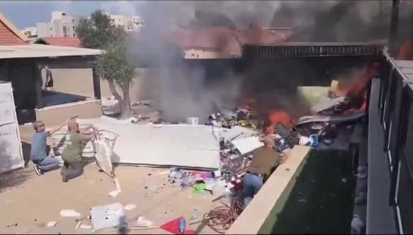 H στιγμή που ρουκέτα της Χαμάς χτύπησε σπίτι στο νότιο Ισραήλ