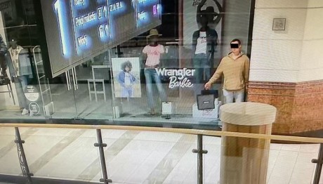 Παρίστανε την... κούκλα βιτρίνας για να κλέβει καταστήματα