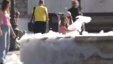 Σύνταγμα: «Άφρισε» το συντριβάνι της πλατείας θυμίζοντας... τζακούζι