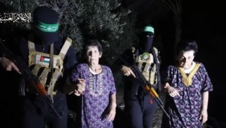 Η στιγμή της απελευθέρωσης των δύο γυναικών από τους ενόπλους της Χαμάς
