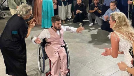 Συγκίνησε Λαρισαίος πρωταθλητής με ζεϊμπέκικο στον γάμο της αδερφής του