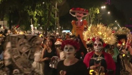 Nτύθηκαν στελετοί και έκαναν παρέλαση στους δρόμους