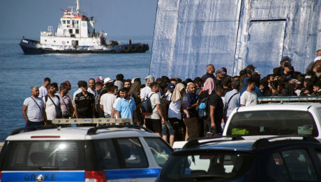 Αναστάτωση στη Ρόδο: Πάνω από 400 μετανάστες εμποδίζουν τον απόπλου πλοίου