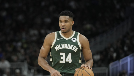 Αντετοκούνμπο: Μεταμφιέστηκε Σε Χαλκ