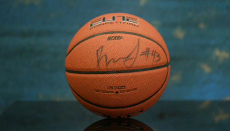 Cash or Trash: Συναρπαστική δημοπρασία για μπάλα με υπογραφές Αντετοκούνμπο