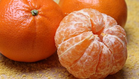 Γιατί οι influencers του TikTok τρώνε πορτοκάλια στο ντους;