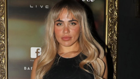 Κόνι Μεταξά: Η Εκκεντρική Τάση Στα Τζιν Που Επέλεξε