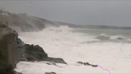 Η Κακοκαιρία Κιαράν «Σαρώνει» Γαλλία Και Μ. Βρετανία