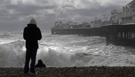Η κακοκαιρία Ciaran πλήττει τη δυτική Ευρώπη - Τουλάχιστον 6 νεκροί