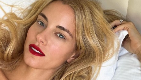 Γενέθλια για τη Δούκισσα Νομικού - Η topless φωτογραφία με τα τριαντάφυλλα