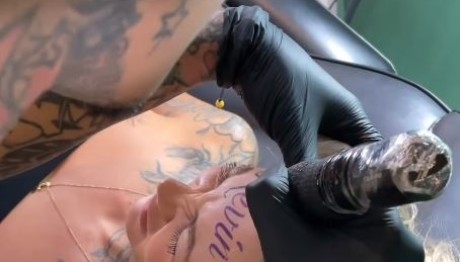 Χτύπησε Τατουάζ Στο Κούτελο Το Όνομα Του Συντρόφου Της