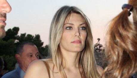 Καϊλή: Βαφτίζει Την Κόρη Της