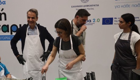 Κυριάκος Μητσοτάκης με ποδιά μαγειρικής