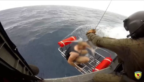 Ναυάγιο Λέσβος: Καρέ καρέ η διάσωση του Αιγύπτιου ναυτικού