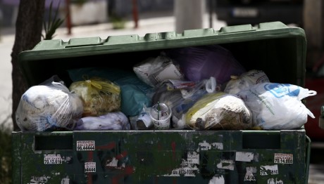 Ομόνοια: Πέταξε Χιλιάδες Ευρώ Στα Σκουπίδια