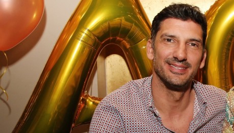 Ducan Vukcevic: Στα Μπουζούκια Με Την Κούκλα Σύζυγό Του