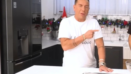 Μαζωνάκης: Έφτιαξε Μελομακάρονα Με σοκολάτα!