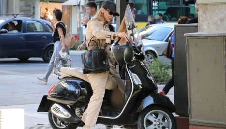 Μπέττυ Μαγγίρα: Με τη vespa της και το σκυλάκι της στο κέντρο της Αθήνας