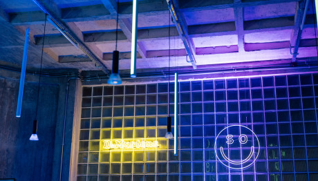 H Dr. Martens Παρτάρει Δυνατά