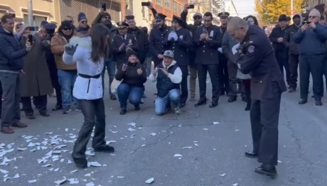 Νέα Υόρκη: Διοικητής Χόρεψε Ζεϊμπέκικο Για Τη Σύνταξή Του
