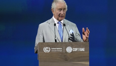 Βασιλιάς Κάρολος: Έβαλε Γραβάτα Μετά Το Σάλο Με Τα Γλυπτά