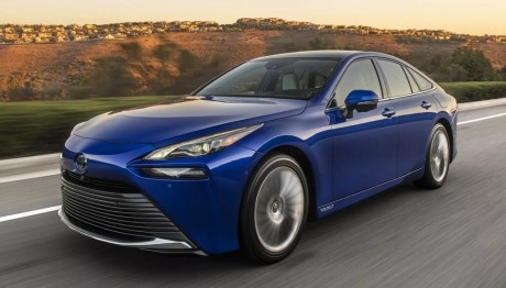 Toyota: Ηλεκτρικά αυτοκίνητα με υδρογόνο και μπαταρίες