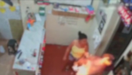 Βίντεο: Έβαλε Φωτιά Στον Σύζυγό Της Και Τον Έκαψε