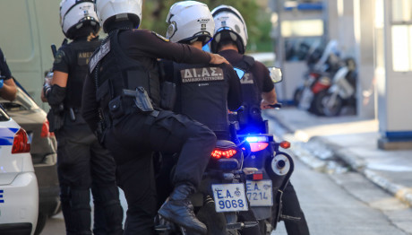 Λευκό Βαν Παρέσυρε Κι Εγκατέλειψε Αστυνομικούς Της ΔΙ.ΑΣ.