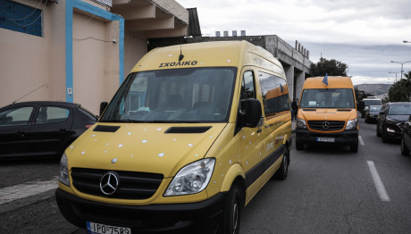 Νίκαια: Σύγκρουση Σχολικού Λεωφορείου Με Φορτηγό Και ΙΧ