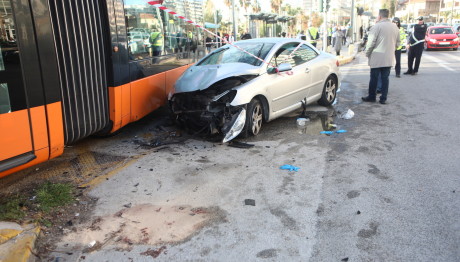 Παλαιό Φάληρο: Σύγκρουση Τραμ Με Όχημα