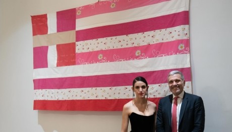Ροζ Σημαία: Έντονες Αντιδράσεις Για Το Κατέβασμά Της