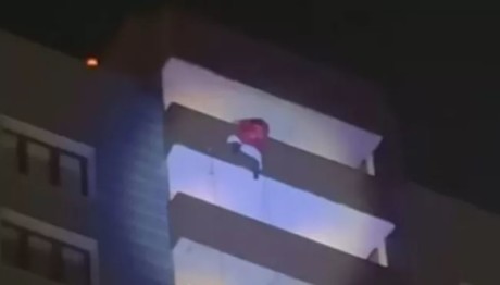 Ρωσία: Άγιος Βασίλης Έπεσε Από Μπαλκόνι Και Σκοτώθηκε