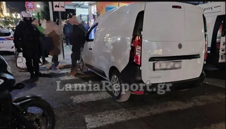 παρκαρισμένο βαν σε διάβαση