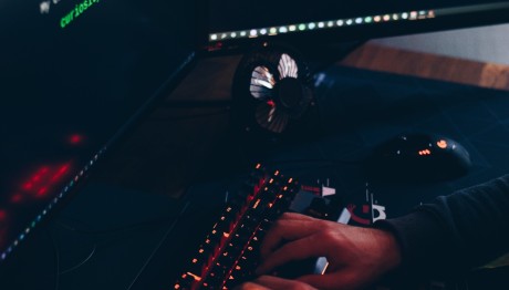 Revenge Porn: Δημοσίευσε 109 Γυμνές Φωτογραφίες Της