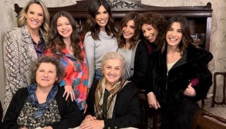 Στα Σύνορα: Οι Ηθοποιοί Εύχονται Για Τα Χριστούγεννα