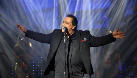 Βασίλης Καρράς: Σε λαϊκό προσκύνημα η σορός του