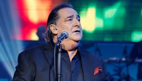 Βασίλης Καρράς:  Το Αντίο Των Καλλιτεχνών Επί Σκηνής
