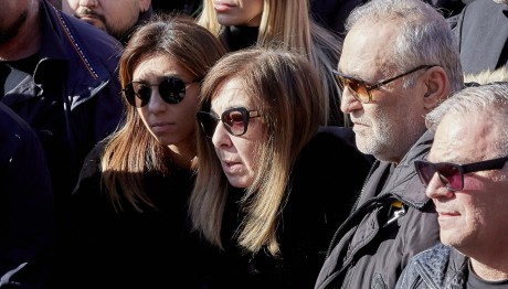 Κηδεία Βασίλη Καρράς: Συντετριμμένες Η Σύζυγος & Η Κόρη Του